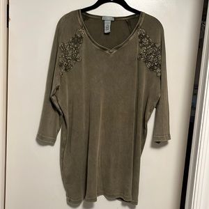 Fine Ribbed V-Neck Top W/Appliqué